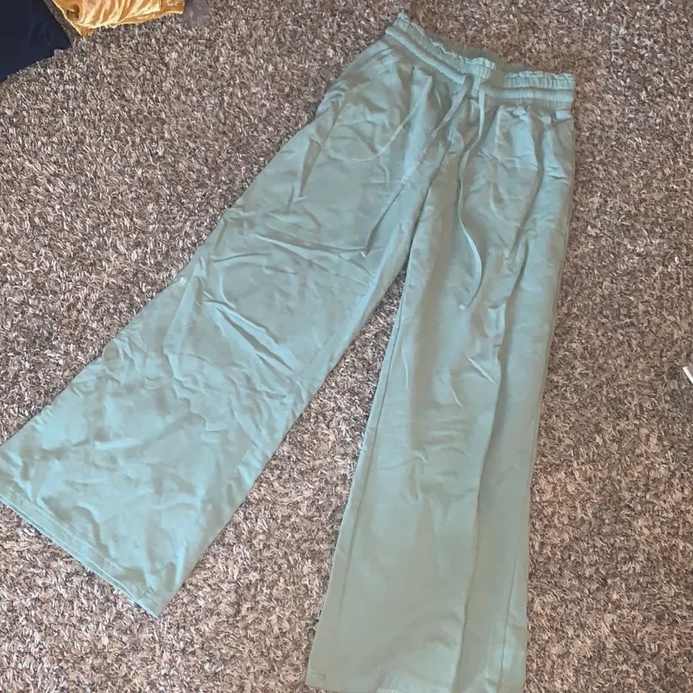 Calme by Johnny Was green sweatpants, size M.